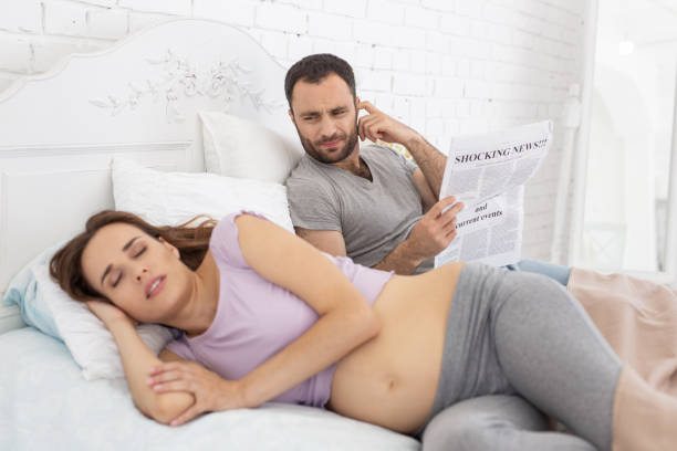 mujer embarazada adorable ronquido - couple love snoring sleeping fotografías e imágenes de stock