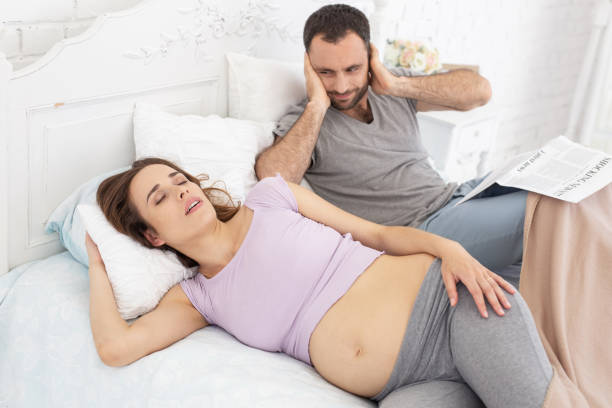 mujer bonita embarazada inhalar - couple love snoring sleeping fotografías e imágenes de stock