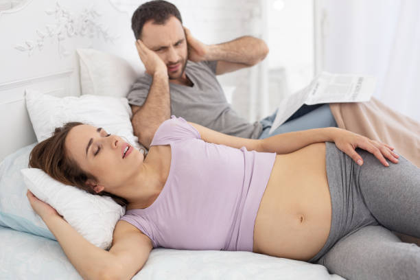 guapa mujer embarazada rugir - couple love snoring sleeping fotografías e imágenes de stock
