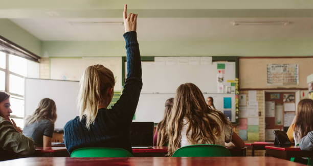 estudante levanta a mão e pergunta para o palestrante - back school - fotografias e filmes do acervo