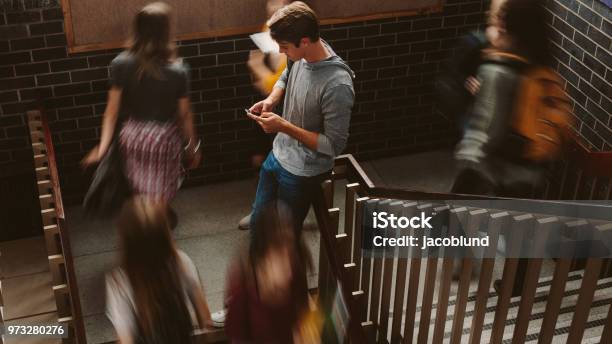 Studenten Auf Stufen Des Collegecampus Stockfoto und mehr Bilder von Telefon - Telefon, Universitätsstudent, Lernender