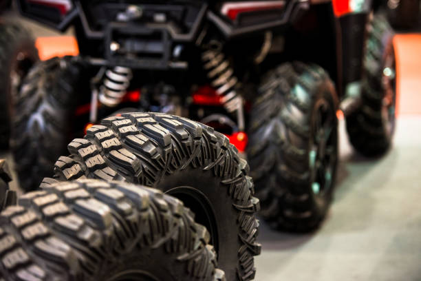 pneumatici per quad con quad sfocato sullo sfondo - off road vehicle quadbike quad racing motocross foto e immagini stock