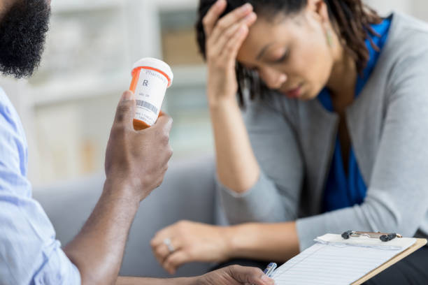 profesional de salud mental prescribe anti depresivo - depressant fotografías e imágenes de stock