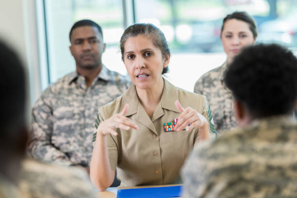 oficer wojskowy rozmawia z nowymi rekrutami - seminar women recruitment meeting zdjęcia i obrazy z banku zdjęć