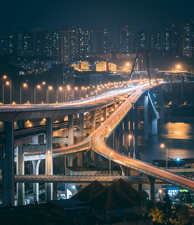 nocturno de puente sobre el río Caiyuanba Yangtse photo