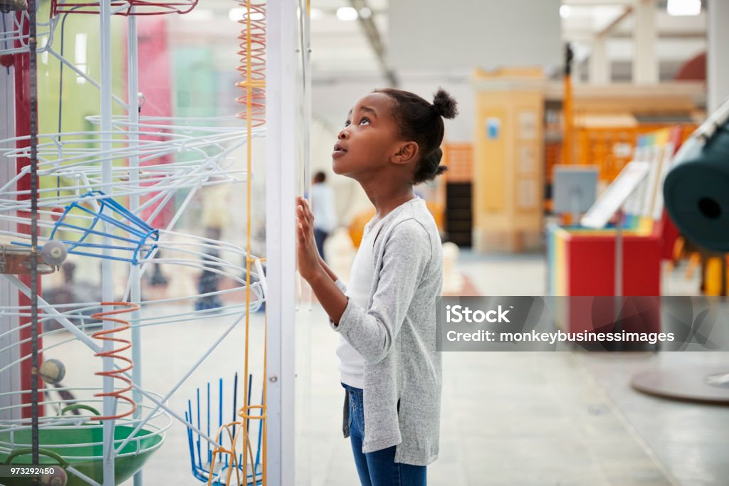 Junge schwarze Mädchen Blick auf eine Ausstellung mit Wissenschaft hautnah - Lizenzfrei Museum Stock-Foto
