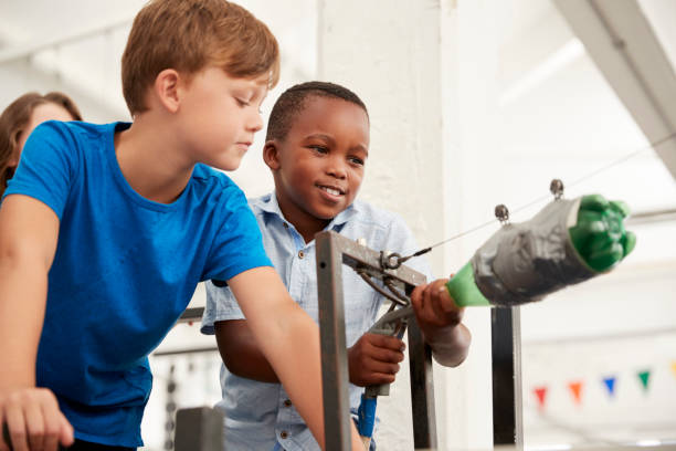 공기를 사용 하 여 두 학생 과학 센터에서 로켓 압력 - science child african ethnicity elementary student 뉴스 사진 이미지