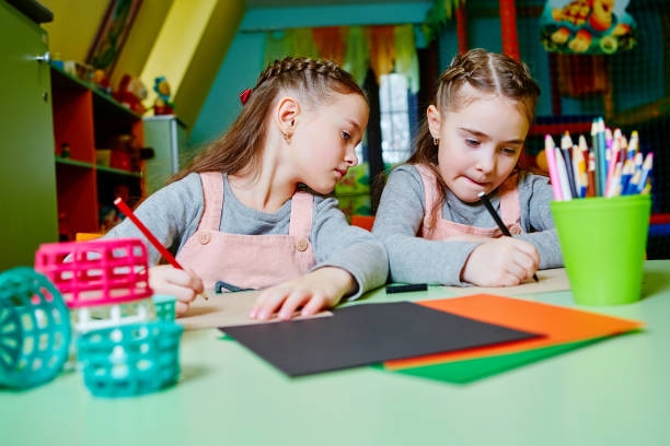 istock Twin sisters fun to play and draw 973296694