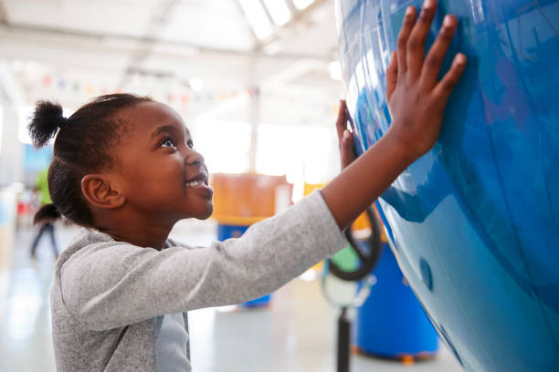 젊은 흑인 여자 거 대 한 지구 과학 센터에서 개최 - science child african ethnicity elementary student 뉴스 사진 이미지