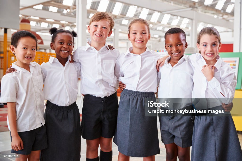 Klassenkameraden posiert für Fotos am Wissenschaftszentrum - Lizenzfrei Schuluniform Stock-Foto