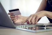 business-frau-verwenden-kreditkarte-online-shopping-mit-computer-laptop.jpg?b=1&s=170x170&k=20&c=29BRUIxalBL6GgOt8v1nVVoHC-fGeJnqvoV8jlfV1V8=
