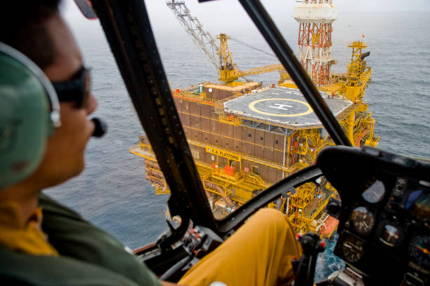 헬기 접근 드릴링 장비 - oil rig oil sea aerial view 뉴스 사진 이미지