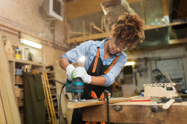 giovane donna che fa lavorazione del legno in un laboratorio - carpentiere foto e immagini stock