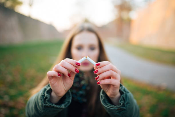 please quit - breaking cigarette imagens e fotografias de stock