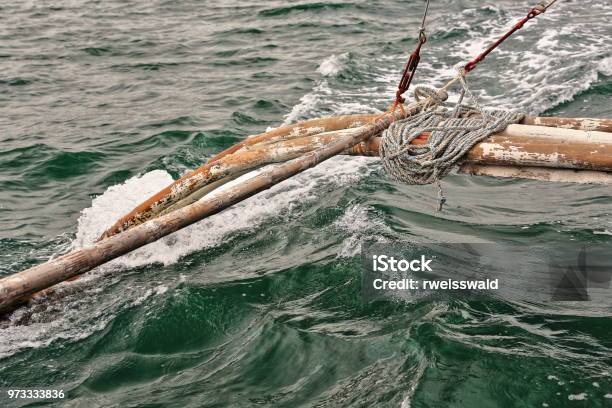 Foto de Canoa De Bambu Projetandose De Um Filipino Bangka Barconbays Baynegros Orientalphilippines0529 e mais fotos de stock de Amarrado