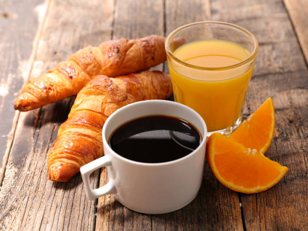 tasse à café avec croissants et jus d’orange - cafe breakfast coffee croissant photos et images de collection