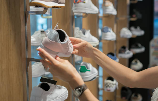 woman in the shop to buy shoes - shoe store shoe shopping retail imagens e fotografias de stock