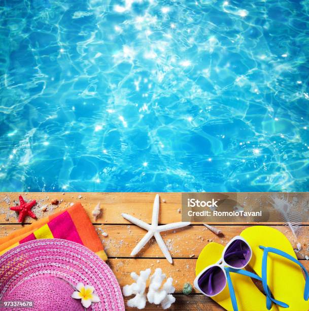 Photo libre de droit de Vacances Dété Fond Accessoires De Plage Avec Piscine banque d'images et plus d'images libres de droit de Été