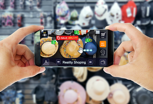 Realidad aumentada marketing en almacén. Mano que sostiene la aplicación de teléfono inteligente utilizar AR para compras en línea, información y promoción. photo