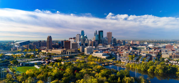 antena de horizonte de minneapolis con río y árboles dorados en otoño - puente de la tercera avenida fotografías e imágenes de stock