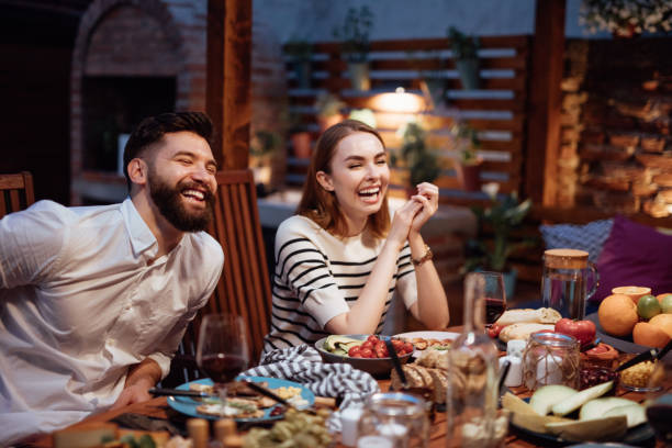 amici che cenano all'aperto - cibo di mediterraneo foto e immagini stock