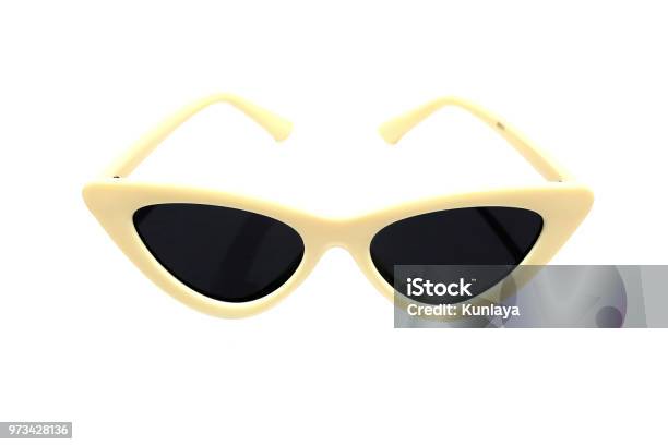 Foto de Óculos De Sol Em Forma De Olho De Gato Moda Feminina Sobre Fundo Branco e mais fotos de stock de Óculos escuros - Acessório ocular