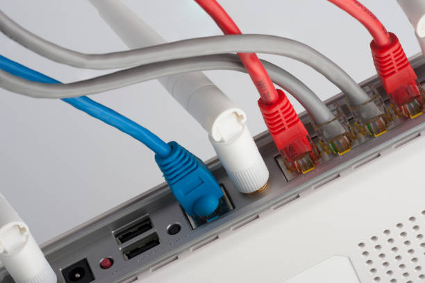 rg-45 コネクタを使用してルーターを切り替えるネットワーク ケーブルの接続 - hubcap electric plug network connection plug electricity ストックフォトと画像