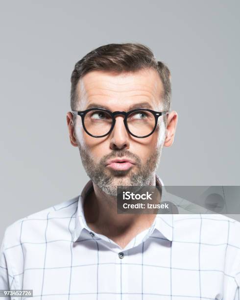 Reifer Mann Eine Idee Stockfoto und mehr Bilder von Betrachtung - Betrachtung, Brille, Ein Mann allein