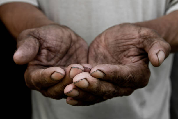 ręce biednego starca błagają cię o pomoc. pojęcie głodu lub ubóstwa. selektywne skupienie. ubóstwo na emeryturze. jałmużna - alms zdjęcia i obrazy z banku zdjęć