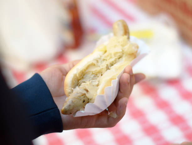 소금에 절인 양배추와 독일 소시지를 들고 남자 - sausage knackwurst food bratwurst 뉴스 사진 이미지