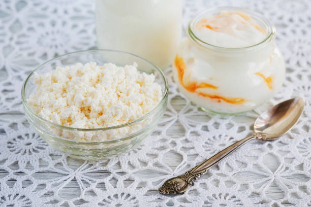 leite, queijo cottage, iogurte em fundo branco de madeira. - curd cheese food and drink spoon food - fotografias e filmes do acervo