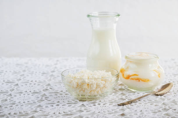 mleko, twaróg, jogurt na białym drewnianym tle. - curd cheese food and drink spoon food zdjęcia i obrazy z banku zdjęć