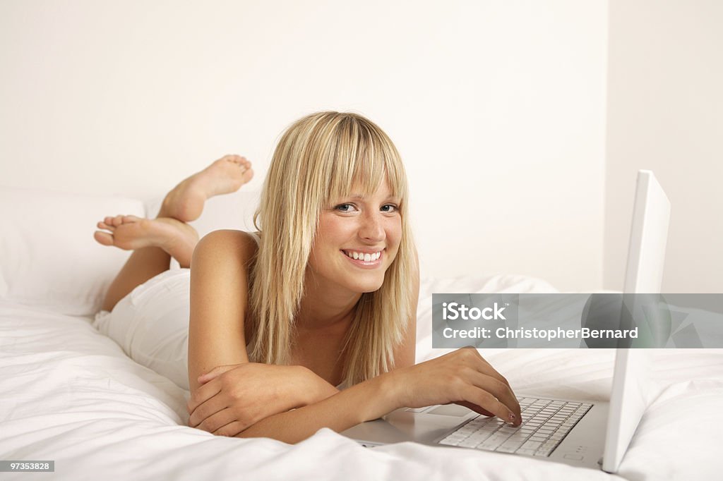 Frau mit laptop im Bett - Lizenzfrei 20-24 Jahre Stock-Foto