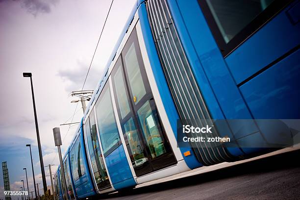 Il Tram - Fotografie stock e altre immagini di Bianco - Bianco, Blu, Cavo - Componente elettrico