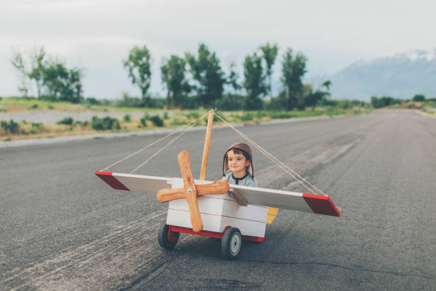 jeune garçon mouches jouet avion - aspirations pilot child airplane photos et images de collection