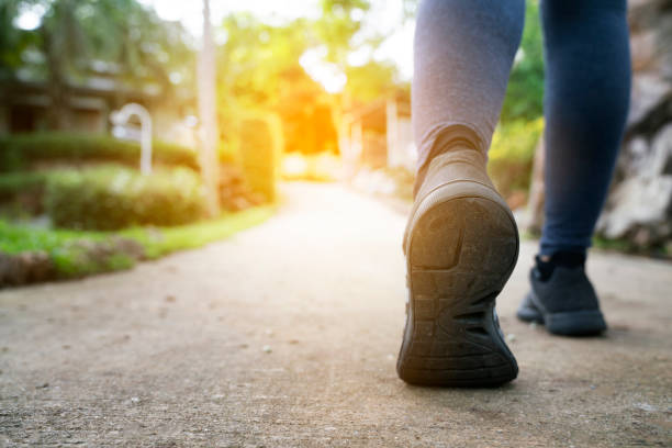 zbliżenie kobiet do biegania, jogging na drodze w parku, sport i koncepcja stylu życia zdrowia - female mobility blank teenage girls zdjęcia i obrazy z banku zdjęć