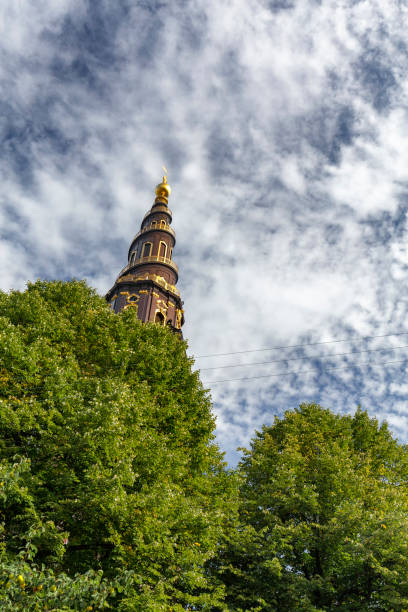 kirche von unseren erlöser und bäume - palace hotel stock-fotos und bilder