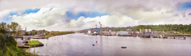 ciudad de cork, río lee, puerto de contenedores, de blackrock - county cork fotografías e imágenes de stock