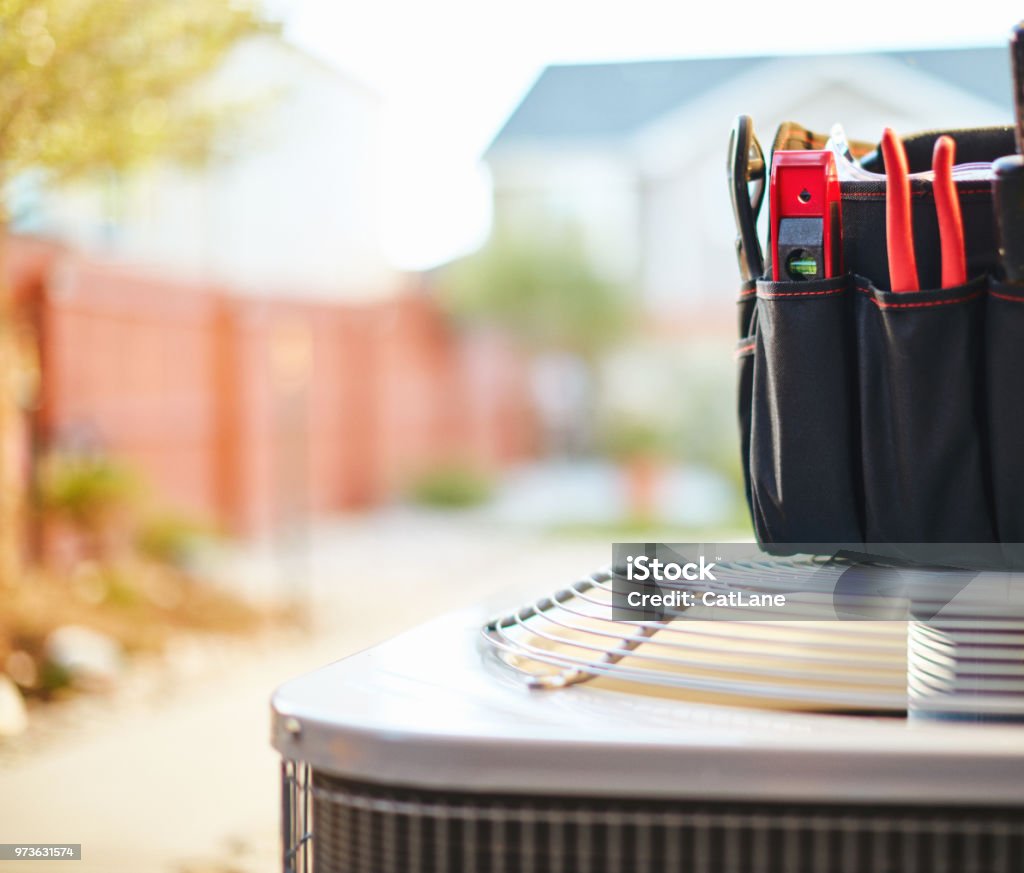 Klimaanlage mit Wartungs-Tools in Wohn Hinterhof - Lizenzfrei Klimaanlage Stock-Foto