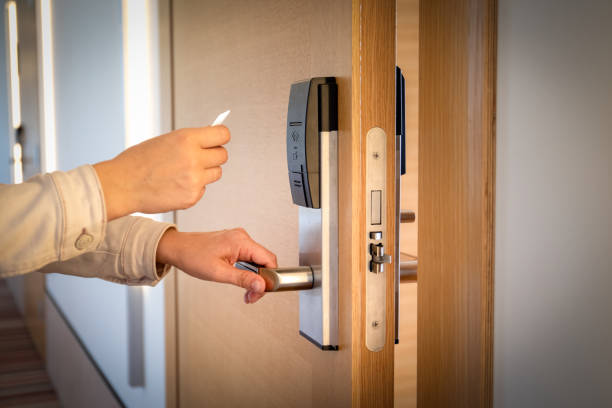 ouverture d’une porte de l’hôtel avec la carte d’entrée sans clé - command key photos et images de collection