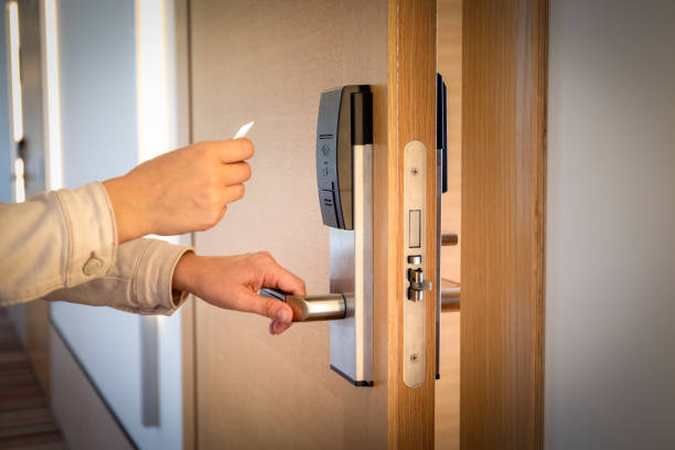 apertura di una porta dell'hotel con biglietto d'ingresso senza chiave - command key foto e immagini stock