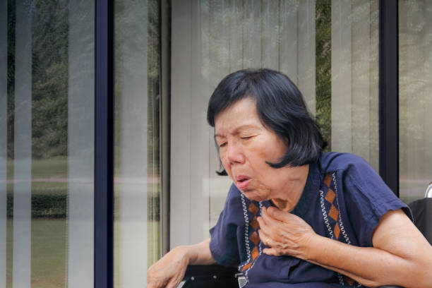 노인 여성 기침, 질 식 - choking 뉴스 사진 이미지