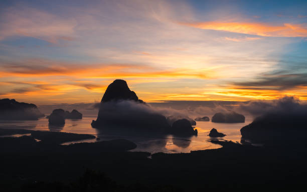 panoramablick auf meer und berge in sonne steigen morgen goldene stunde zeit, natur-szene, khao samed nang chee sicht, phang nga, thailand. - samed stock-fotos und bilder