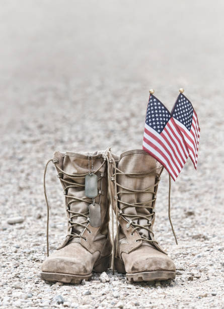 ancien militaire combat bottes avec des étiquettes de chien et les drapeaux américains - combat boots photos et images de collection