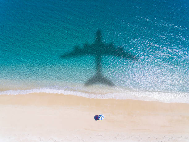 vista aérea da praia tropical com conceito de férias de verão - tropical destination - fotografias e filmes do acervo