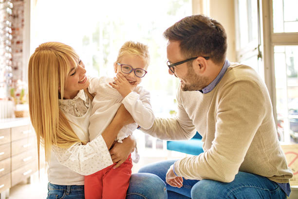 istock Family in optics store 973701522