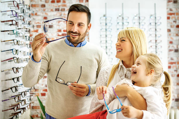istock Family in optics store 973704584