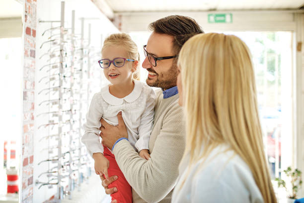 istock Family in optics store 973704614