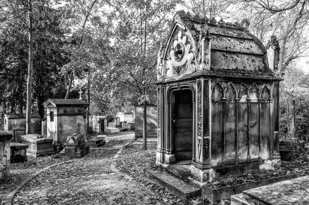 vista de cementerio de pére-lachaise cementerio - sculpture gothic style grave spooky fotografías e imágenes de stock