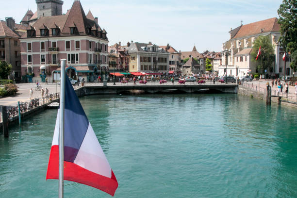 francés bandera en frente de un puente en el casco antiguo de annecy francia - lisle fotografías e imágenes de stock